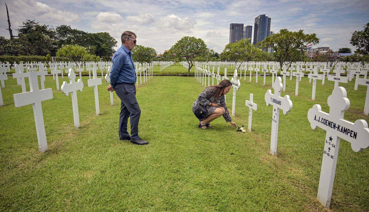 Kemenangan telak pihak Jepang yang membuka jalan bagi pendaratan pasukan mereka di Pulau Jawa pada 1 Maret 1942. Tampak dalam foto, orang-orang memberi penghormatan kepada para prajurit Belanda yang gugur selama upacara peringatan 84 tahun Pertempuran Laut Jawa di pemakaman perang Belanda Ereveld di Surabaya, Jawa Timur, pada Jumat 27 Februari 2026. (JUNI KRISWANTO/AFP)