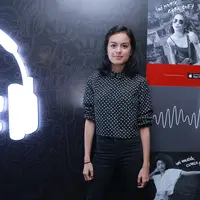 Eva Celia yang merupakan anak musisi Indra Lesmana dan Sophia Mueller rupanya juga mengikuti jejak karier orangtuanya sebagai musisi.  Pepatah buah jatuh tak jauh dari pohonnya pun tepat untuknya. (Galih W. Satria/Bintang.com)