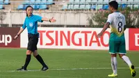 Selain itu, Yoshimi Yamashita juga menjadi wasit perempuan pertama yang memimpin pertandingan J-League dan juga Liga Champions Asia. (AFP/Sai Aung Main)