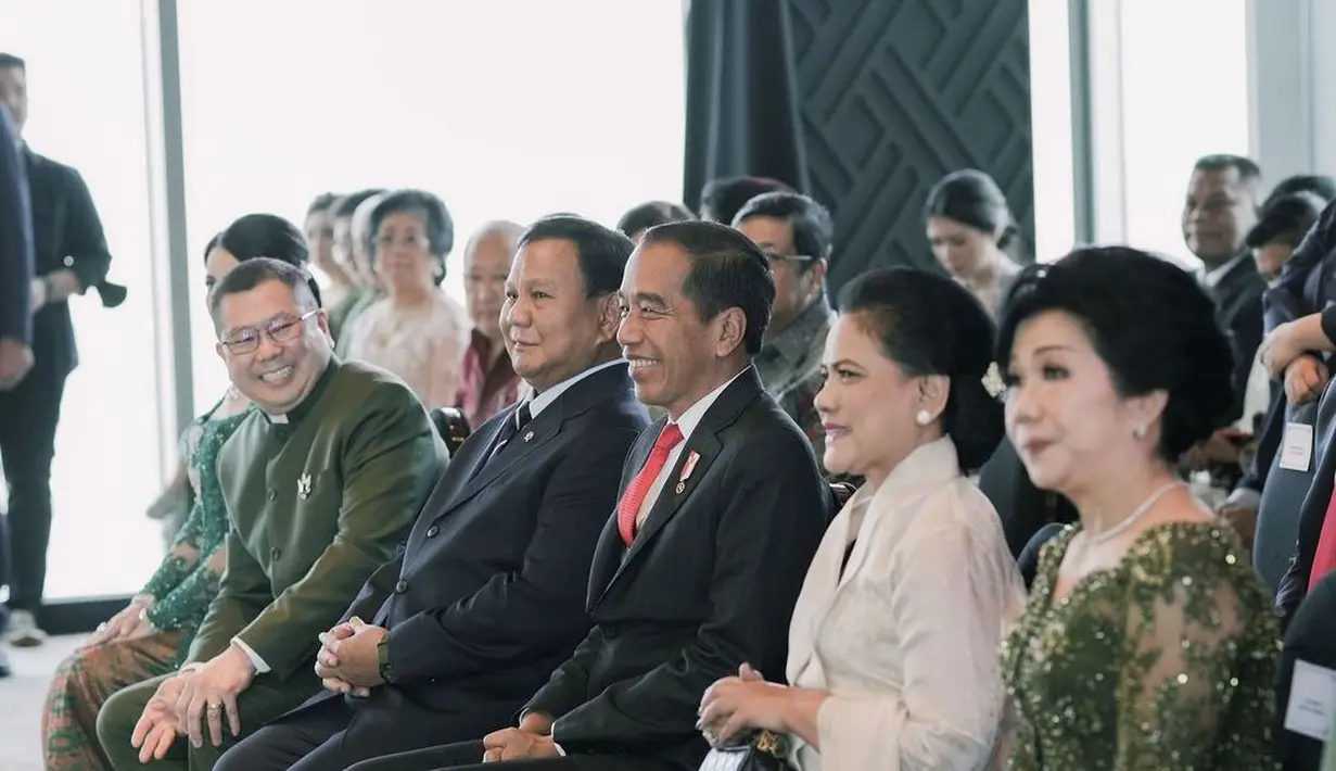 Sedangkan Ibu Iriana tampil cantik dengan busana dengan siluet cheongsam modern dan bawahan kain satin bernuansa cokelat terang yang serasi. Foto: Instagram.