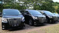 Toyota Alphard juga menjadi salah satu kendaraan pengantar rombongan Raja Salman. (Herdi/Liputan6.com)