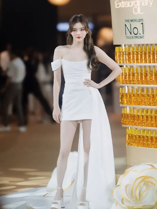 Penampilan Han So Hee kemudian dilengkapi dengan gaun pendek berwarna putih yang membuat aura kecantikannya begitu terpancar bagai dewi. [@kangyewon/@hastation/@hansohee4ever).