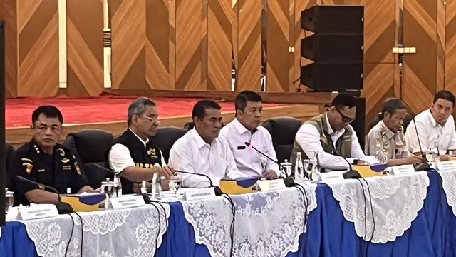 Impor ilegal beras, garam, dan pakaian bekas senilai Rp 27,339 miliar berhasil digagalkan Bea Cukai di sejumlah wilayah. (Liputan6.com/Christian)