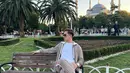 Verrell berduduk santai menikmati pemandangan di Turki. (Foto: Instagram/ bramastavrl)