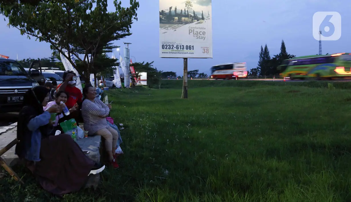 <p>Sejumlah pemudik beristirahat untuk berbuka puasa Ramadhan di tempat peristirahatan KM 166 Jalan Tol Cikopo - Palimanan, Jawa Barat, Rabu (27/4/2022). Jelang waktu berbuka puasa, tempat peristirahatan dalam tol dimanfaatkan dan dipadati para pemudik untuk beristirahat serta berbuka puasa. (Liputan6.com/Herman Zakharia)</p>