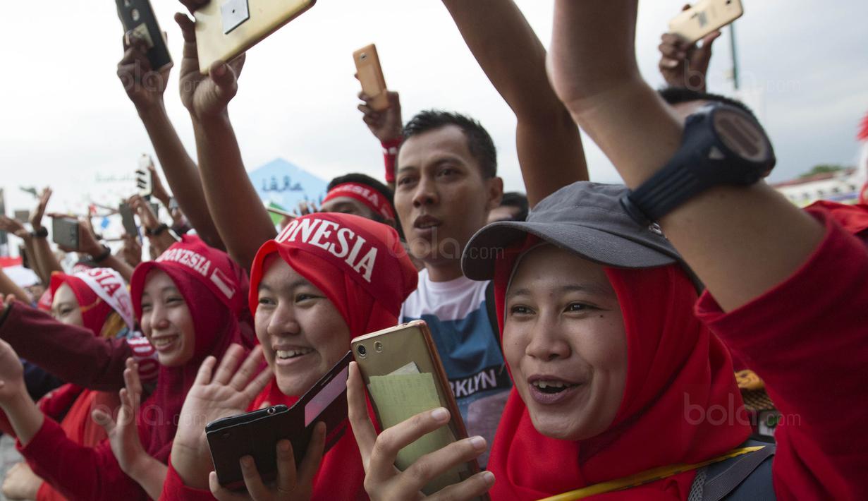 Suporter menyambut kedatangan Timnas Indonesia di Stadion MPS, Selangor, Selasa (22/8/2017). Indonesia akan menghadapi Vietnam pada  laga keempat Grup B SEA Games 2017. (Bola.com/Vitalis Yogi Trisna)