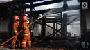 Petugas damkar mendinginkan sisa kebakaran yang melanda kompleks Kelenteng Tay Kak Sie di Gang Lombok, Semarang, Kamis (21/3). Bangunan yang terbakar merupakan rumah abu yang berada satu kompleks dengan bangunan utama kelenteng. (Liputan6.com/Gholib)
