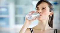 Apakah kamu bisa diet hanya dengan air putih? Temukan jawabannya di sini! (Sumber Foto: CureJoy)