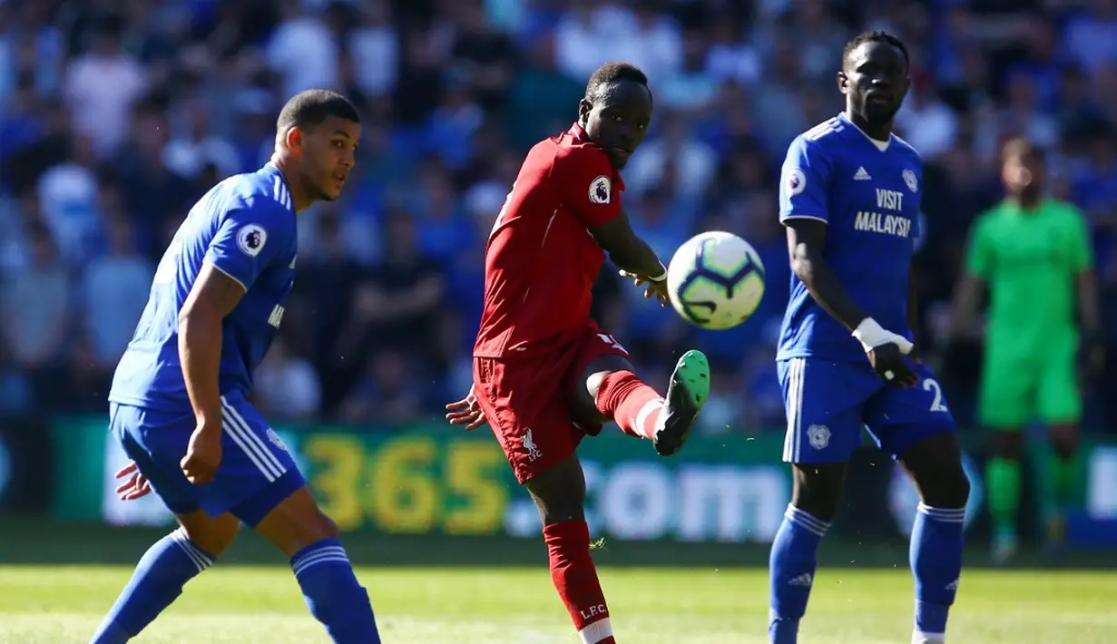 Aksi Sadio Mane melepaskan umpan pada laga lanjutan Premier League yang berlangsung di Stadion Millenium, Cardiff, Minggu (21/4). Liverpool menang 2-0 atas Cardiff City. (AFP/Geoff Caddick)