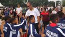 Menteri Sosial Agus Gumiwang tos dengan anak-anak saat mengunjungi dan menyaksikan sekaligus menutup Turnamen Asiana Cup IV di Jakarta, Minggu (14/10). (Liputan6.com/JohanTallo)