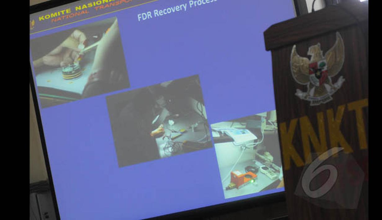 Sebuah layar menunjukkan gambaran proses pengambilan data (recovery) Cockpit Voice Recorder (CVR) saat berlangsungnya Media Rilis KNKT Tahun 2014 di Jakarta, Kamis (29/1/2015). (Liputan6.com/Herman Zakharia)