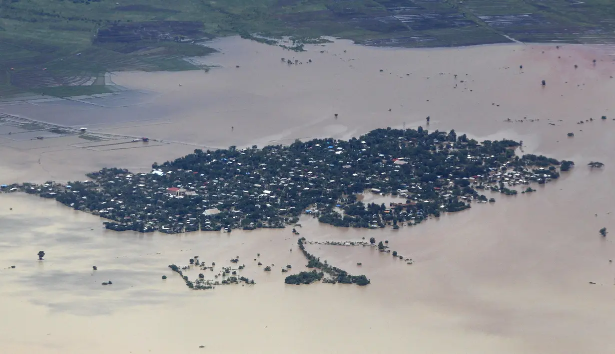 Pandangan udara memperlihatkan kondisi banjir yang merendam kawasan Kalay, Sagaing, Myanmar, Minggu (2/8/2015). Setidaknya 21 orang tewas akibat banjir yang melanda empat wilayah di Myanmar. (REUTERS/Soe Zeya Tun)