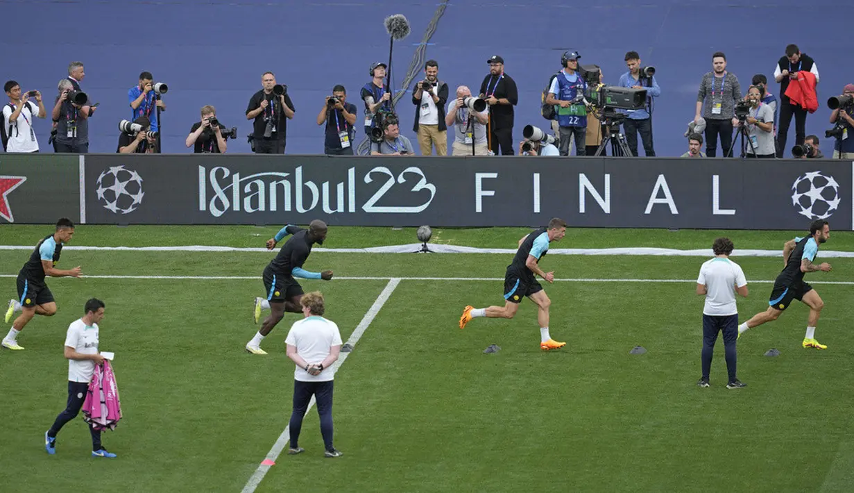 <p>Final Liga Champions yang mempertemukan Manchester City Vs Inter Milan hanya tinggal hitungan hari. Duel perebutan gelar kompetisi antar klub paling bergengsi di Eropa tersebut akan berlangsung di Ataturk Olympic Stadium pada Minggu (11/6/2023) pukul 02.00 WIB. (AP Photo/Thanassis Stavrakis)</p>