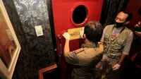 Petugas Satpol PP Kota Bandung menyegel tempat karaoke di Jalan Gatot Subroto, Selasa (14/4/2020). (Humas Kota Bandung)