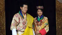 Raja Jigme dan Jetsun Pema yang saat ini menjadi Ratu paling muda di dunia. (AFP)
