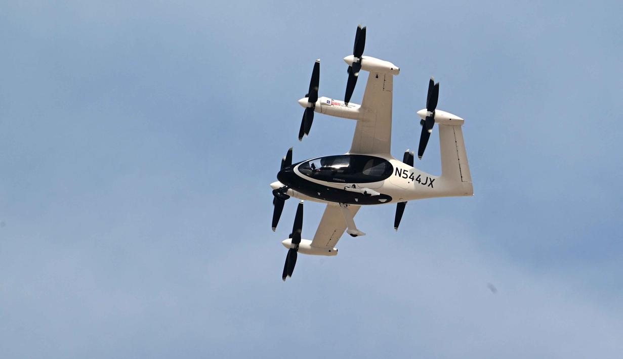 Selama pameran berlangsung (17-21 November 2025), Joby melanjutkan demonstrasi penerbangan harian, memungkinkan puluhan ribu pengunjung untuk melihat pesawat eVTOL (pesawat lepas landas dan mendarat vertikal elektrik) tersebut beraksi secara langsung. Tampak dalam foto, sebuah taksi udara listrik Joby melakukan uji terbang di Bandara Internasional Al-Maktoum selama Pameran Udara Dubai 2025 pada 17 November 2025. (Giuseppe CACACE/AFP)