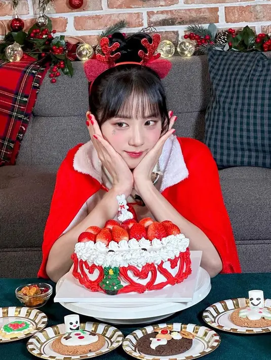 Pelantun Flower ini juga tampil dengan cape warna merah berkerah putih seperti ciri khas Santa Claus. Ditambah bondu merah bak tanduk rusa yang membuatnya semakin menggemaskan.[@sooyaaa__]