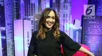 Pemain film yang sekaligus istri dari pesulap Demian, Sarah Wijayanto saat menjadi bintang tamu dalam acara Dear Haters di Liputan6.com, SCTV Tower, Jakarta, Kamis (3/8). (Liputan6.com/Fatkhur Rozaq)