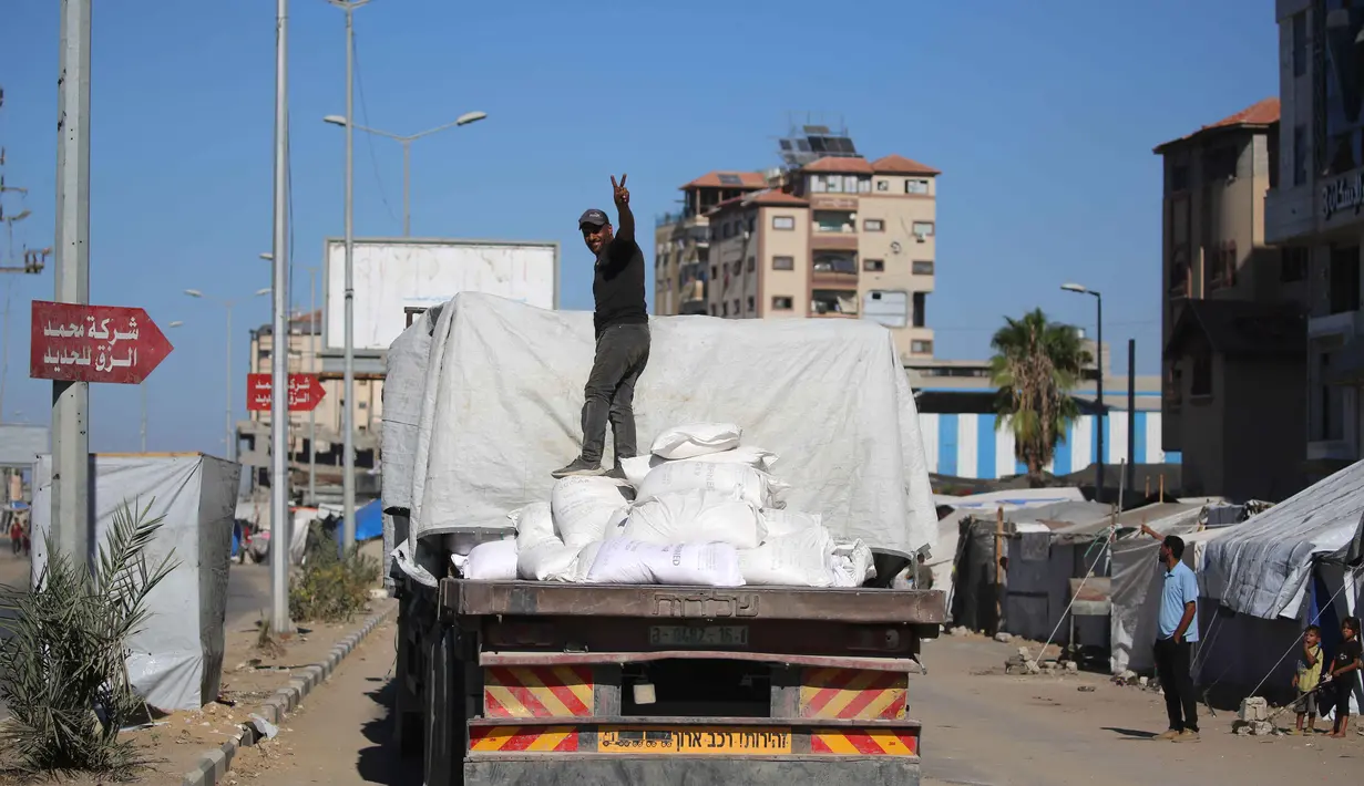 Truk-truk bantuan kemanusiaan mulai bergerak memasuki Jalur Gaza menyusul fase pertama perjanjian gencatan senjata antara Hamas dan Israel. (Eyad BABA/AFP)