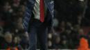 Pelatih Arsenal, Unai Emery menginstruksikan pemainnya saat bertanding melawan Standard Liege pada grup F Liga Europa di Stadion Emirates, London (3/10/2019). Arsenal menang telak 4-0 atas Standard Liege. (AP Photo/Matt Dunham)