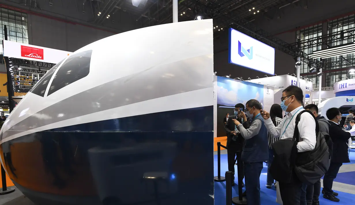 Pengunjung mengamati simulator penerbangan di stan Wright Brothers di area ekshibisi Industri Cerdas dan Teknologi Informasi dalam ajang Pameran Impor Internasional China (China International Import Expo/CIIE) ketiga di Shanghai, China, 6 November 2020. (Xinhua/Li Renzi)