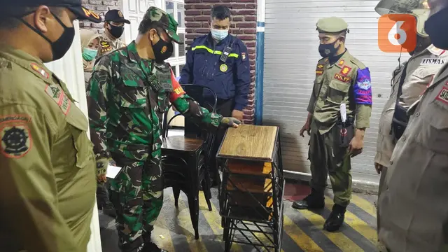 Satgas Raika sita kursi, meja hingga miras (Liputan6.com/Fauzan)