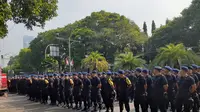 Sejumlah Anggota Polisi Menggelar Apel di Depan Gedung Komisi Pemilihan Umum (KPU) pada Selasa (21/5/2019). (Foto: Merdeka.com)