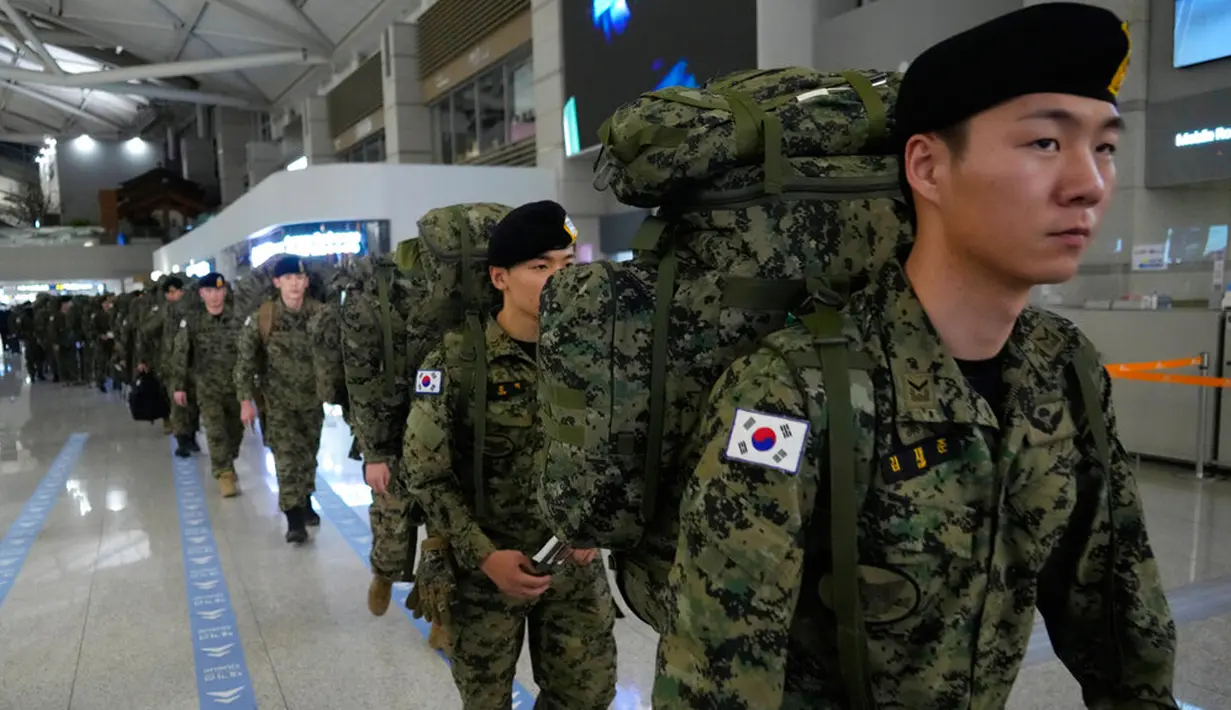 Tentara Korea Selatan tiba untuk naik pesawat berangkat ke Turki yang dilanda gempa di Bandara Internasional Incheon, Incheon, Korea Selatan, 7 Februari 2023. "Jelas kami akan membantu bangsa saudara kami, Turki menghadapi segala kesulitan dan kesakitan ini," kata Presiden Korea Selatan Yoon Suk-yeol dikutip Associated Press. (AP Photo/Ahn Young-joon)
