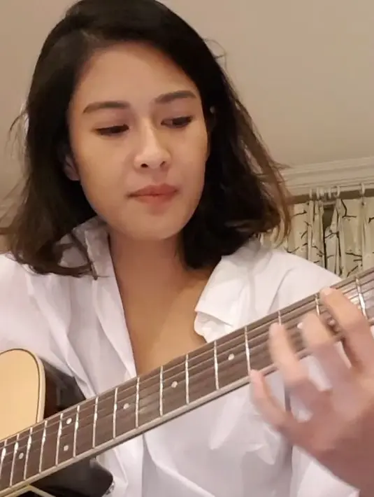 Terkenal sebagai Cinta di film AADC, Dian Sastro yang jago akting ini juga pandai memainkan  alat musik seperti gitar. Selain cantik, terbukti kan kalau Dian pandai membagi waktunya antar berkarier dan mengurus keluarga. (Instagram/therealdisastr)