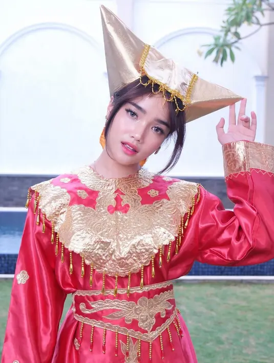 Dalam foto terbaru yang diunggahnya, Fuji Utami tampil mengenakan busana adat Minang [@fuji_an]
