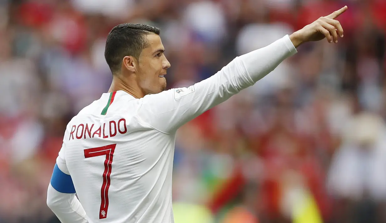 Striker Portugal, Cristiano Ronaldo, melakukan selebrasi usai mencetak gol ke gawang Maroko pada laga Piala Dunia di Stadion Luzhniki, Rabu (20/6/2018). Ronaldo menjadi pencetak gol internasional terbanyak di Eropa dengan 85 gol. (AP/Francisco Seco)