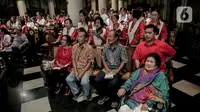 Jemaat melaksanakan misa malam Natal di Gereja Katedral, Jakarta, Selasa (24/12/2019). Jemaat tampak khidmat dalam mengikuti prosesi ibadah tersebut. (Liputan6.com/Faizal Fanani)