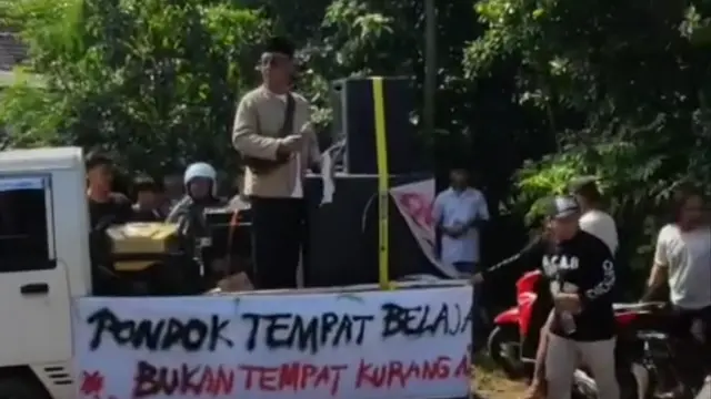 Massa geruduk Ponpes di Pati, geram kelakuan terduga pelaku pencabulan puluhan santriwati. (Liputan6.com/Arief Pramono)