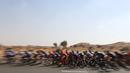 Para pebalap sedang beraksi di Etape 2 Tour of Dubai, (4/2/2016). (AFP/Marwan Naamani)