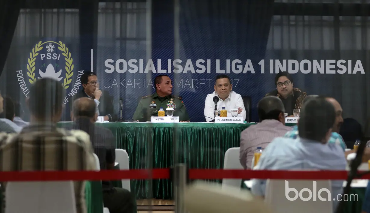 Ketua Umum PSSI, Edy Rahmayadi (2kiri) memimpin rapat Sosialisasi Liga 1 Indonesia di Gedung Kostrad, Jakarta, Kamis (16/3/2017). Liga 1 Indonesia direncanakan akan bergulir pada tanggal 15 April 2017. (Bola.com/Nicklas Hanoatubun)