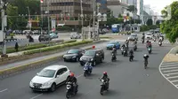 Kendaraan melintasi Jalan MH Thamrin, Jakarta, Senin (24/5/2020). Kepala Dinas Perhubungan Provinsi DKI Jakarta Syafrin Liputo mengungkapkan kebijakan ganjil genap terhadap sepeda motor belum akan diterapkan dan hanya berlaku bagi kendaraan roda empat. (Liputan6.com/Immanuel Antonius)