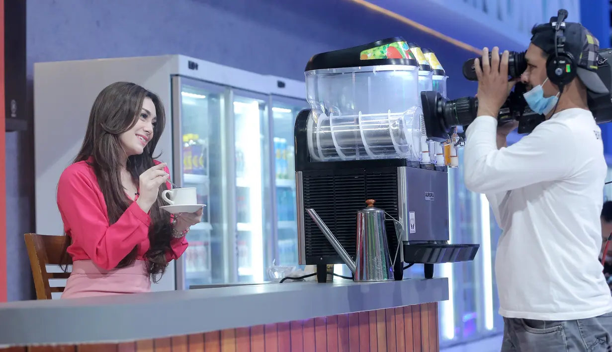 Keseruan berlarian saat mendorong troli untuk mencari produk dari berbagai soal-soal tersebut. Menambah keramaian suasana penonton di dalam studio pada Sabtu (18/3/2023) di kawasan Duri Kepa, Kebon Jeruk, Jakarta Barat. [Foto: Bambang E Ros/Fimela.com]