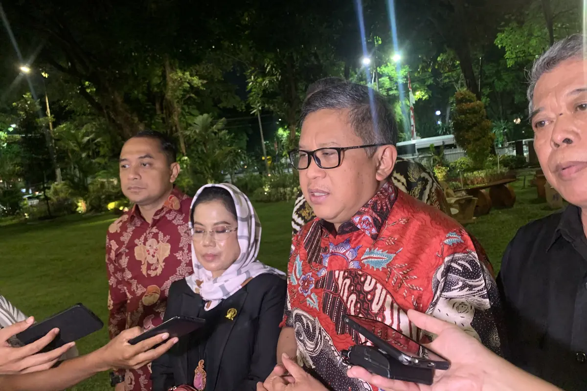 Sekjen PDIP Hasto Kristiyanto usai bertemu Gubernur Jatim Khofifah Indar Parawansa