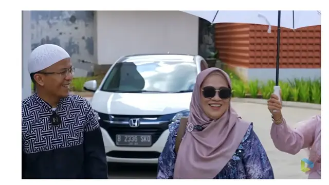 Wanita asal Surabaya, Jawa Timur yang bernama Siti Aisyah menjadi sorotan lantaran memutuskan untuk wakaf hotel miliknya untuk dijadikan sekolah.