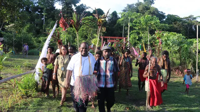 Bupati Sorong dan warga adat