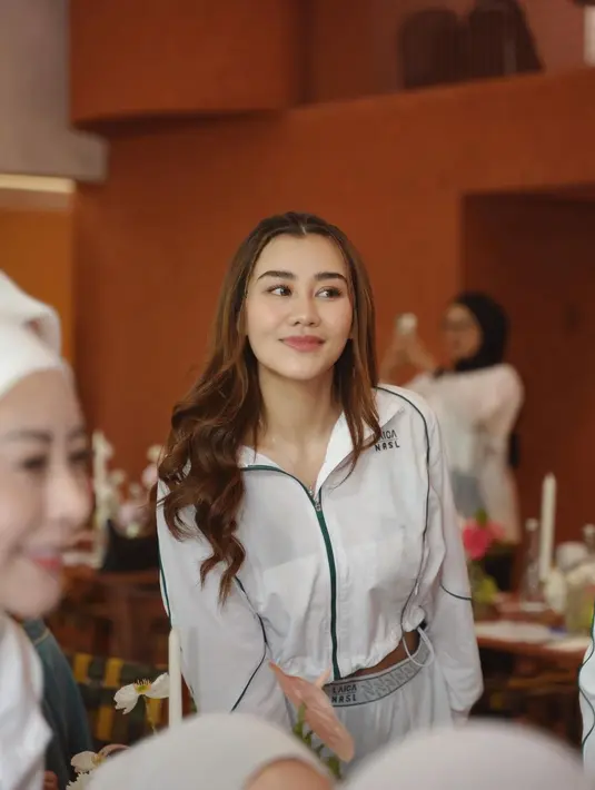 Keduanya tampil stylish dan atletis mengenakan sportswear dengan gaya masing-masing. Aaliyah Massaid tampil mengenakan jaket putih dengan list hijau model crop.  [@aaliyah.massaid].