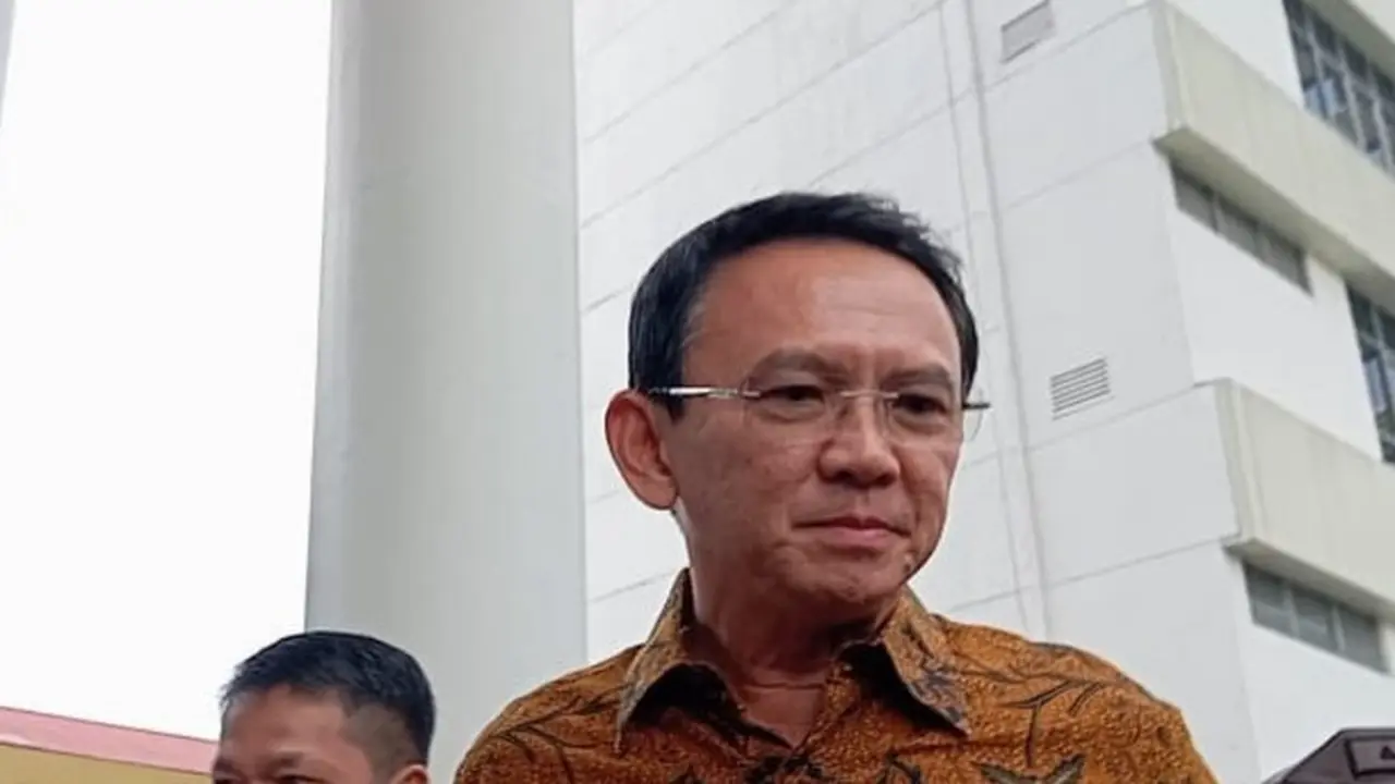 Mantan Komisaris Utama Pertamina, Basuki Tjahaja Purnama (BTP) atau Ahok, tiba di Gedung Kejaksaan Agung.