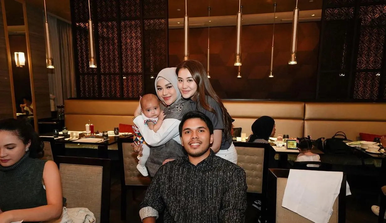 Thariq Halilintar mendapat kejutan ulang tahun dari sang kekasih, Aaliyah Massaid di hari ulang tahunnya yang ke-25. [@thariqhalilintar]