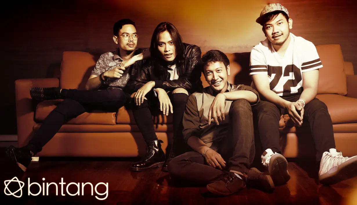 Grup band Barris yang digawangi oleh Dimas Anggara, Satrio Heroji, Andra Ranandra dan Tosan Iqbal memutuskan untuk bersatu lantaran berawal dari memiliki kecintaan yang sama dalam bermusik, (Andy Masela/Bintang.com)