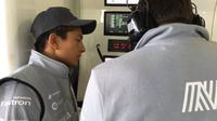 Ekspresi pebalap Manor Racing, Rio Haryanto, setelah gagal merampungkan balapan pada F1 GP Rusia, di Sirkuit Sochi Autodrom, Minggu (1/5/2016). (Twitter Manor Racing)
