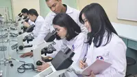 Mahasiswa UPH Program Studi (Prodi) Diploma tiga (D3) Farmasi mengikuti Uji Kompetensi Tenaga Teknis Kefarmasian (UKTTK).(Liputan6.com/Pramita Tristiawati)