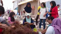 Para ibu memilah rumput laut untuk dijemur, salah satu proses produksi Biopac, salah satu perusahaan pro-lingkungan wakil Indonesia di SEED Awards. (dok. Ist)