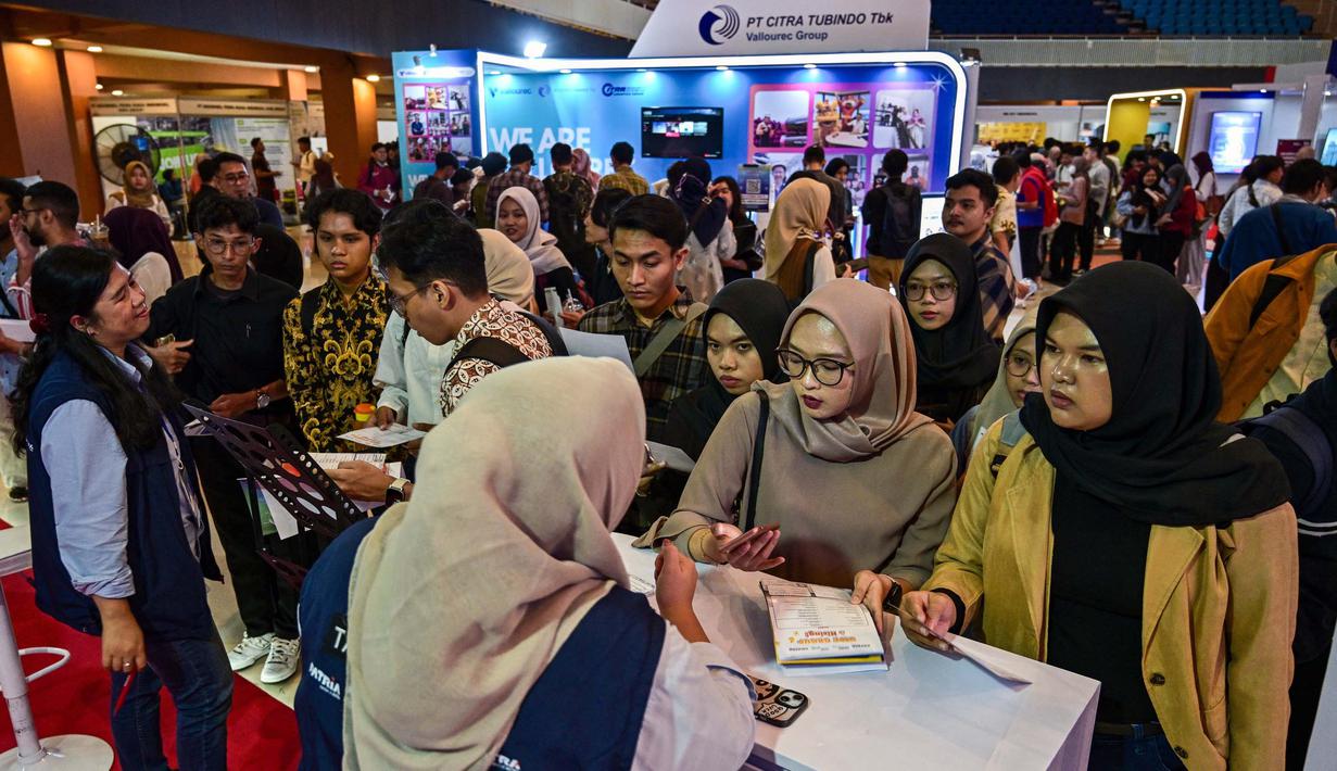 Orang-orang menghadiri bursa kerja yang diselenggarakan oleh Universitas Airlangga di Surabaya pada Selasa 29 April 2025. (Juni KRISWANTO/AFP)