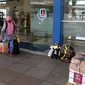 Penumpang berjalan di Terminal Terpadu Pulo Gebang, Jakarta, Kamis (11/2/2021). Berdasarkan data Dishub hingga pukul 14.00 WIB, Terminal Terpadu Pulo Gebang telah memberangkatkan 466 pemudik menuju luar Jakarta. (Liputan6.com/Herman Zakharia)