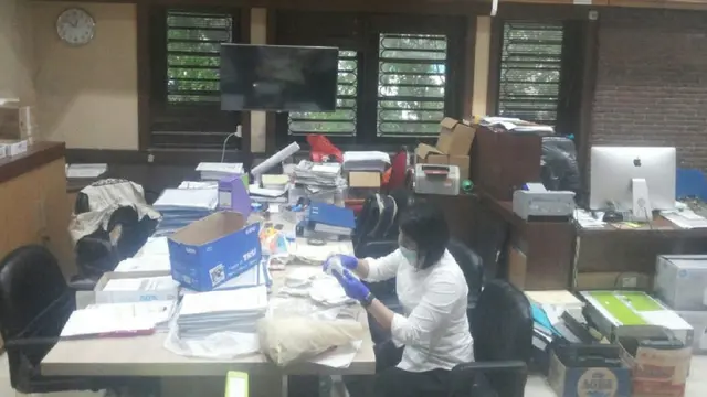 Polda Sulsel geledah ruangan bidang aset dan keuangan Pemkot Makassar (Liputan6.com/ Eka Hakim)